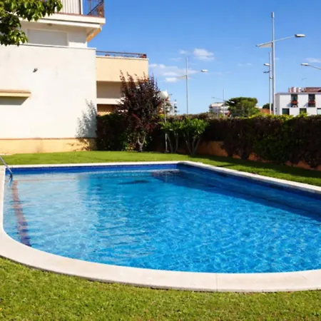 Apartment Charming With Shared Pool Views